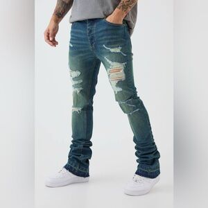 BoohooMAN Skinny Stretch Stacked Flared Ripped Jeans in Vintage Blue